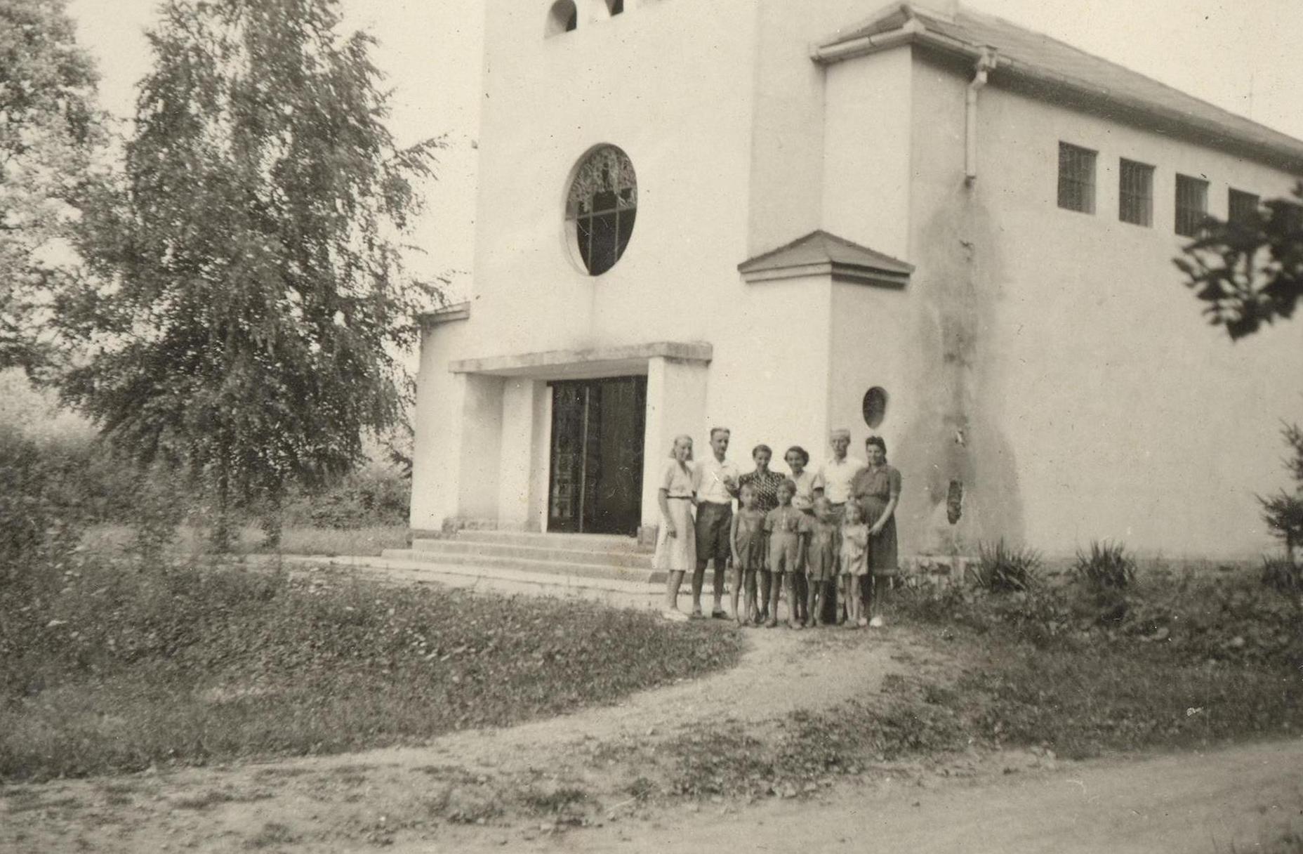 194707 nagycsald Sikonda templomnl balrl szleim idVGy testvrcsaldok 1 sor 1 VL 3 VCs