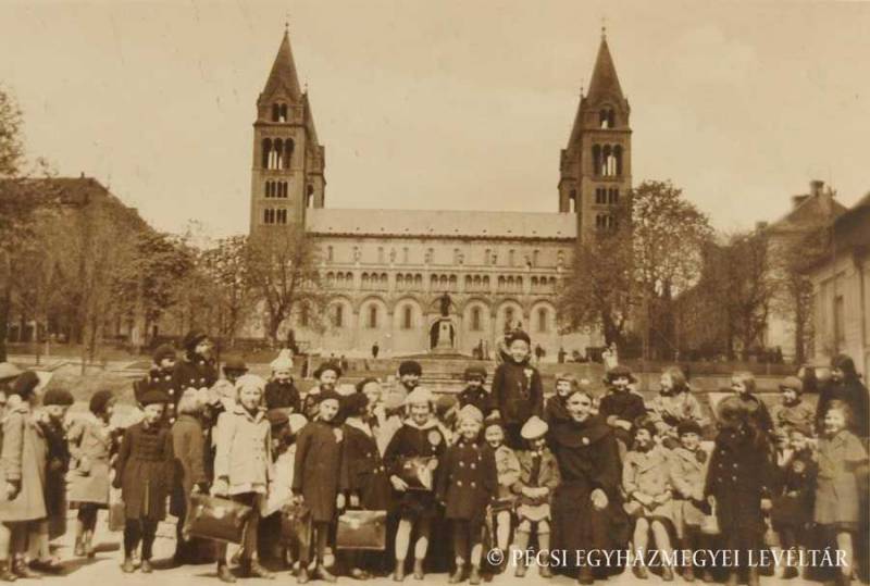  Siao Tomi pécsi gyerekek körében a Székesegyház előtt (1938 tavasza) (Forrás: Pécsi Egyházmegyei Levéltár)