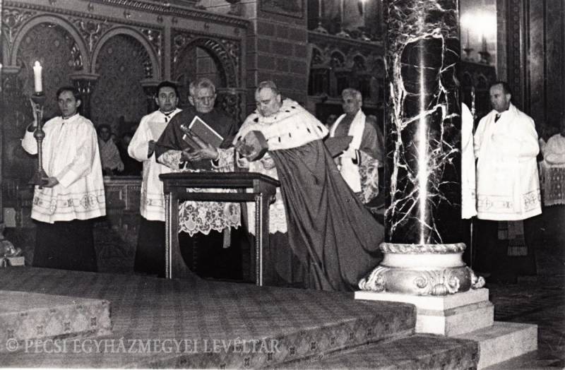 Utolsó pécsi püspökként még viselhette a hermelines kappát. (Pécs, 1960-as évek második fele)