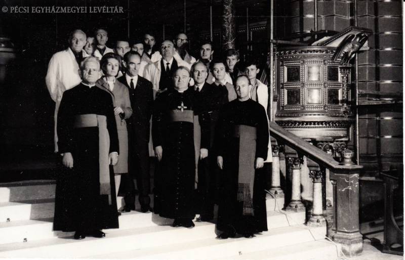 Csoportkép a székesegyház belső restaurátoraival. (Pécs, 1968.)